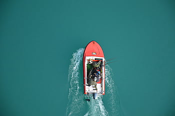 Luftaufnahme, Fischer, Boot, Rotes Motorboot, türkisfarbenes Wasser, Ansicht von oben, offene Gewässer, Angeln, Navigation, Meer, Ozean