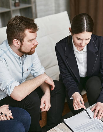 امرأة ترتدي بدلة سوداء،  وثيقة توضيحية،  رجال الأعمال،  لقاء،  مراجعة المستندات،  إعداد المكتب،  وثائق هامة،  مناقشة مهنية،  اجتماع عمل،  مراجعة الوثيقة،  بيئة المكتب