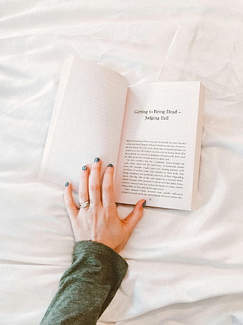 Frauenhand, Buch, weiße Laken, Bett, Lebensstil, entspannend, Nahansicht, lesen, Komfort, Freizeit, Zuhause