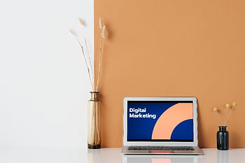 srebrny laptop, Grafika marketingu cyfrowego, Stylowe wazony, białe biurko, kwiaty, Nowoczesne miejsce robocze, konfiguracja biurowa, minimalistyczny design, Obszar roboczy techniczny, Profesjonalne biurko, wazony dekoracyjne