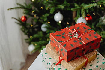presentes de Natal, árvore de Natal, Lindamente embrulhado, luzes da árvore, decorações festivas, enfeites de Natal, embalagem de presente, época natalícia, espirito natalino