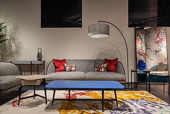 modern nappali, elegáns dekoráció, színes bútorok, kanapé, asztal, elegáns design, Kortárs belső tér, élénk színek, élettér, lakberendezés, modern bútorok
