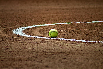 softball, βρωμιά, κιμωλία, στο περιβάλλον, πράσινη μπάλα τένις, λευκή κυκλική γραμμή, αθλητικός εξοπλισμός, γήπεδο μπέιζμπολ, υπαίθριο σπορ, μπάλα παιχνιδιού, γήπεδο