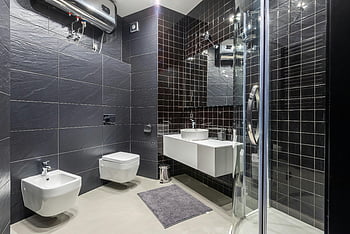bagno moderno, doccia, bidè, piastrelle nere, bagno elegante, infissi moderni, doccia in vetro, lavandino bianco, design contemporaneo, Design del bagno, bagno in bianco e nero