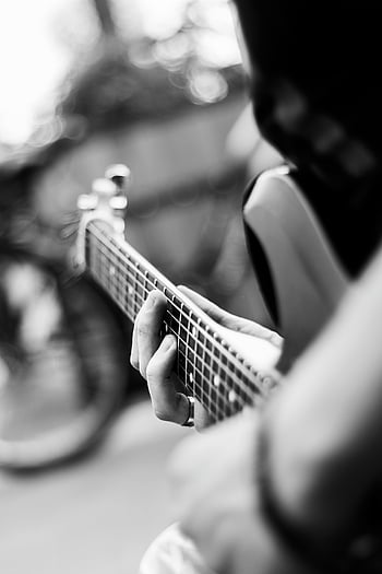 guitarra electrica, de cerca, manos guitarristas, diapasón, en blanco y negro, música, tocar la guitarra, instrumento musical, guitarrista, monocromo, cuerdas de guitarra