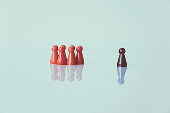 distanciation sociale, pièce d'échecs noire, Pieces de pions rouges, pièce isolée, surface réfléchissante, pièces d'échec, groupe, séparation, image symbolique, minimalisme, concept abstrait