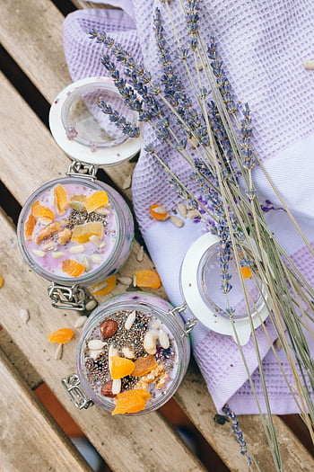 chia pudding, borcane de sticla, flori de lavandă, fructe proaspete, masa de lemn, vedere de sus, Deserturi vibrante, gustări sănătoase, lavandă violetă, ingrediente naturale, setare rustică