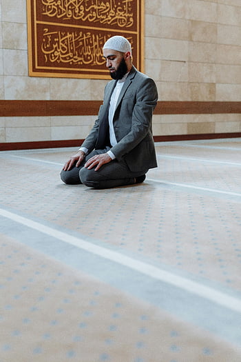 muslimský muž, tradiční oblečení, Klečící modlitba, interiér mešity, víra, náboženské praxe, islámské kultury, modlitby, duchovní oddanost, náboženské prostředí, Výzdoba mešity
