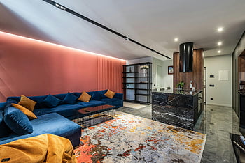 modern ruminredning, modern möbler, marmorgolv, elegant vardagsrum, livfulla färger, elegant design, blå soffa, färgglad matta, öppet kök, modern inredning, Heminredning