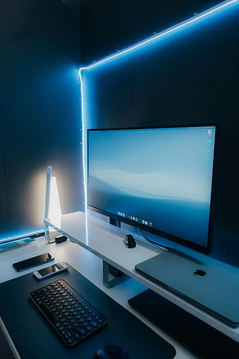 ploché obrazovky počítače monitor, Elegantní pracovní prostor, Moderní pracovní prostor, Monitor stolního počítače, klávesnice, led osvětlení, nastavení počítače, nastavení stolu, kancelář nastavení, Tech Workspace, okolního osvětlení