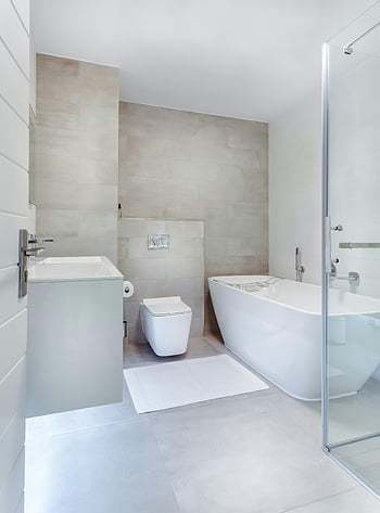 interiér koupelny, Elegantní koupelna, Minimalistická koupelna, vana, Elegantní příslušenství, moderní koupelna, Bílá koupelna, čistý design, Design koupelny, koupelna dekor