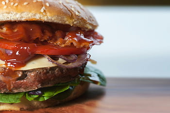 hamburger se šunkou kečupem, Gurmánský burger, čerstvé polevy, Vytekla omáčka, Close-up Burger, Burger v ústech, Sezamová buchta, plátek rajčete, červená cibule, cheeseburger, listový salát