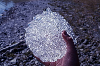 Čistý ledový krystal, ruka hospodářství, skalnatý terén, Podrobný pohled, tvorbě ledu, přírodní led, venkovní scénu, textura ledu, kus ledu, ledová socha, ledový fragment