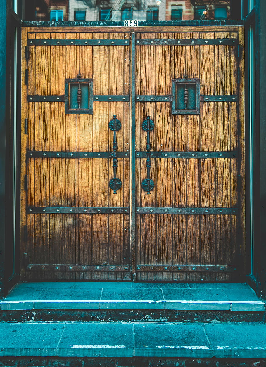 hnědé dřevěné dveře, Boční dveře, Vintage dřevěné dveře, ozdobené železné, šrouby, detail, starožitné dveře, Dřevěný vstup, rustikální dveře, architektonické detaily, dveřní kování