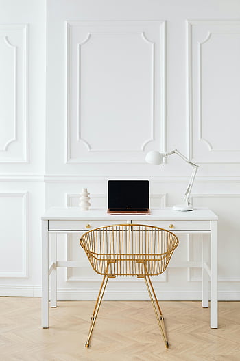 bærbar, skrivebord, guld stol, hvidt skrivebord, minimalistisk arbejdsplads, moderne indretning, Stilfuldt arbejdsområde, hjemmekontor, rent design, Moderne møbler, Hvide vægge
