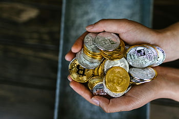 عملات مشفرة،  التمويل الرقمي،  عملات ذهبية،  عملات فضية،  اليدين عقد العملات المعدنية،  صورة مقرّبة،  العملة الرقمية،  تمثيل التمويل،  أصول التشفير،  التكنولوجيا المالية،  مفهوم الاستثمار