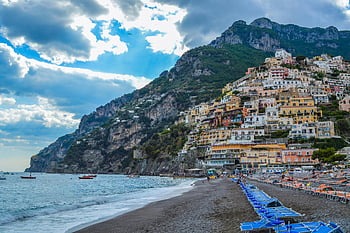 positano, παραλία κοντά στο βουνό, πολύχρωμα σπίτια λόφου, μεγαλοπρεπές βουνό, γοητευτικό θαλάσσιο, Παραλία Positano, παραλιακή πόλη, Αμάλφι, παραθαλάσσιο χωριό, θέα στο βουνό, ξαπλώστρες
