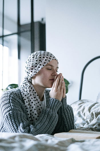 žena, bílý a černý hidžáb, Polka Dot Scarf, modlí se, naděje, zotavení, odraz, krytý, lůžko, rezervovat, ruce dohromady