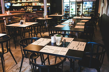 ร้านอาหารวินเทจ, คาเฟ่อุ่น, เชิญชวนบรรยากาศ, โต๊ะสบาย ๆ, เก้าอี้, เมนู, อาหารที่สะดวกสบาย, การตกแต่งสไตล์วินเทจ, แสงที่อบอุ่น, การตกแต่งภายในร้านอาหาร, บรรยากาศสบาย ๆ