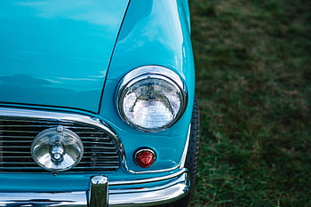 Oldtimer, blaugrünes Auto, Runde Scheinwerfer, Chromdetails, Nahansicht, draußen, nostalgischer Stil, blaues Auto, klassisches Auto, Retro -Fahrzeug, Automobildesign
