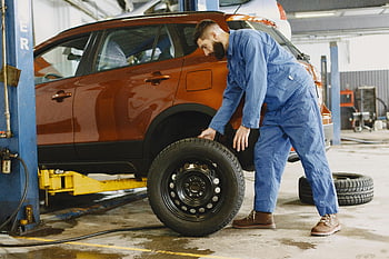 mechanik, Modré pokrývky, náhrada pneumatik, červené SUV, opravna, garáž, údržby vozidel, opravy automobilů, Služba vozidla, Kontrola pneumatik, oranžové auto