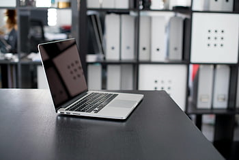 macbook pro, minimalist ofis masası, Raf arka planı, dizüstü, ofis kurulumu, çalışma alanı, masa örgütü, modern ofis, verimlilik, teknoloji