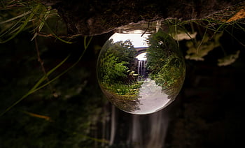 vzhůru nohama křišťálový kulička, Reflexe vodopádu, Svěží zelená krajina, klidná příroda, fotografie křišťálové koule, přírodní scenérie, klidné prostředí, venkovní fotografie, vodní prvek, zeleň, Křišťálový odraz