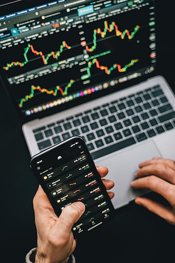 dati del mercato azionario, grafici commerciali, smartphone, il computer portatile, Analisi finanziaria, Crypto Trading, tendenze del mercato, analisi degli investimenti, App di trading, grafici azionari, tecnologia finanziaria