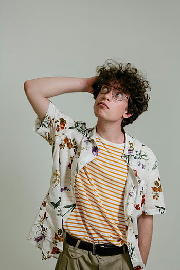 homme, chemise rayée, blanc et jaune, levant les yeux, en pensant, cheveux bouclés, lunettes, prise de vue en studio, caucasien, veste à fleurs, pensivement