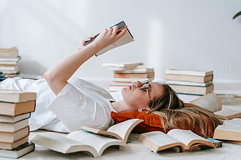 หญิงสาว, กำลังอ่านหนังสือ, ชั้น, ล้อมรอบด้วยหนังสือ, มีส่วนร่วมอย่างลึกซึ้ง, ผู้หญิงที่ฉลาด, นอนอยู่บนพื้น, คนรักหนังสือ, ศึกษา, การผ่อนคลาย, การอ่านในร่ม