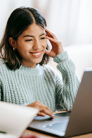 donna ispanica, lavorando da remoto, il computer portatile, bloc notes, appartamento, Accogliente impostazione interna, Spazio di lavoro confortevole, giovane donna, sorridente, lavoro a distanza, ufficio a casa
