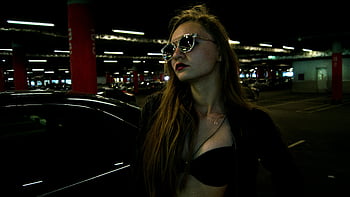 žena, černá podprsenka, sluneční brýle, parkovací garáž, noc, stylový, spoře osvětlené, představují, móda, městský, auto