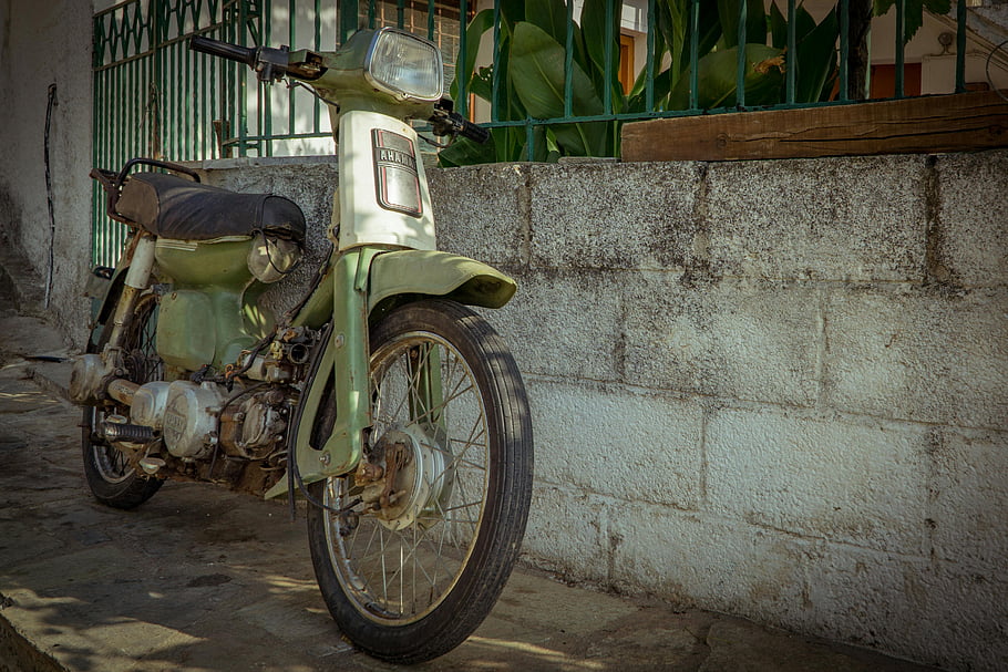 zelený motocykl, černý motocykl, zaparkovaný motocykl, ročník motocyklu, klasický motocykl, Rusty Green, Venkovní parkování, stěna pozadí, Vintage doprava, retro kolo, venkovní scénu