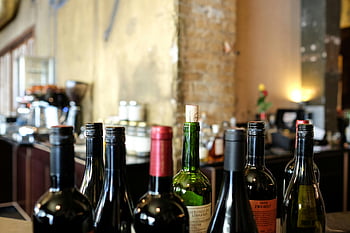 lahve na víno, zátky, restaurační bar, Témata gastronomie, Výběr vína, barový pult, sklenice na víno, víno kolekce, ochutnávka vína, Prezentace vína, Výstava vína
