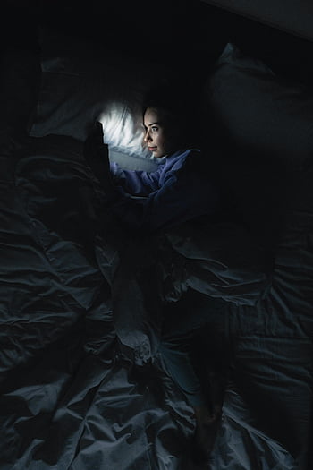 in bed, Smartphone gebruiken, nachttijd, scherm licht, liggen, lakens, donkere kamer, ontspannen, Nachtelijke activiteit, mobiele telefoon, bedrust