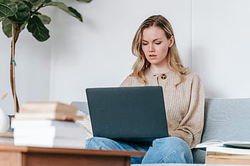 pozorný student, laptop, studovat, gauč, Domov, Zaměřená mladá žena, Útulný výzdoba, knih, Vzdálené učení, Domácí studium, příležitostné studium