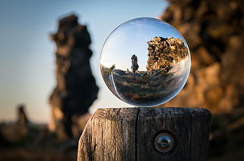 Křišťálová koule, skalnatá krajina, soumrak, Témata přírody, abstraktní témata, skleněná koule, dřevo, venkovní fotografie, odraz, Přírodní krásy, klidná scéna