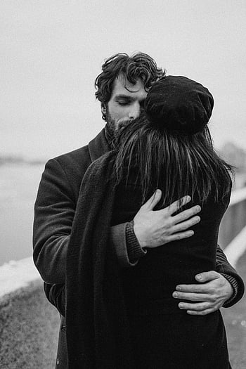 černobílé fotografie, intimní objetí, pár objímání, milovat, jednotnost, muž a žena, venkovní nastavení, Emocionální spojení, Černobílý pár, romantický okamžik, černobílé objetí
