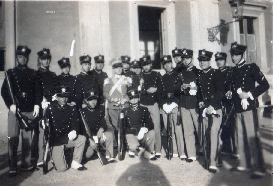 uniformovaní muži, Vojenské uniformy, skupinové foto, pušky, historické foto, formální oblečení, venkovní nastavení, stojící a klečící, Černý a bílý, vinobraní obrázek, obřadní šaty