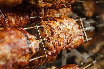 grilovaná masa, Rotisserie vepřové maso, Milovníci grilování, Šťavnatý grilovaný, dokonale grilované, detailní vepřové maso, grilování masa, Rotisserie vaření, grilovací sezóna, grilované vepřové maso, gril