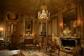 hnědý dřevěný konferenční stolek, svícen lustr, Elegantní palácový interiér, Opulentní výzdoba, lustry, bohatý výzdoba, Ozdobený pokoj, Luxusní nábytek, vinobraní interiér, starožitný výzdoba, Zdobené stěny