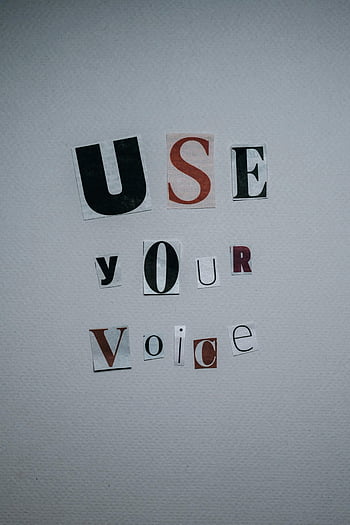 Použijte svůj hlas, Inspirativní text, Kreativní typografie, šedé pozadí, nápis na zeď, motivační citát, expresivní zpráva, Povzbuzení komunikace, Umělecké písmo, sebevyjádření, zmocnění