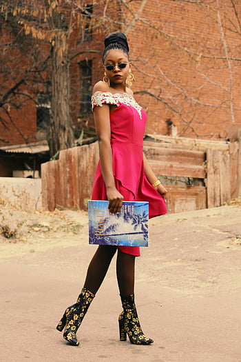 mulher elegante, vestido vermelho, pose ao ar livre, segurando pintura, elegância, botas florais, acessórios de ouro, oculos escuros, meio urbano, Roupa Estilosa, vestido fora do ombro