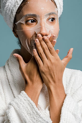 Mujer asombrada, Mujer étnica, rutina de cuidado de la piel, mascara de hoja, bata de baño, cubriendo la boca, manos, cuidado facial, tratamiento de belleza, autocuidado, día de spa
