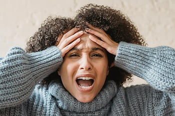 المرأة السوداء العاطفية،  يصرخ،  لمس الرأس،  الإحباط الشديد،  شعر مجعد،  شابة،  في الداخل،  مفتوح الفم،  التعبير العاطفي،  المرأة السوداء الإحباط،  امرأة شعر مجعد