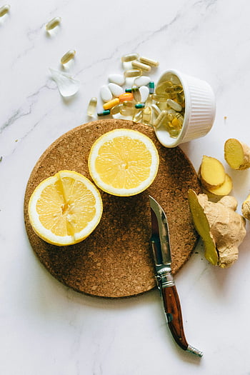 citron en tranches, plaque de liège, remède naturel, gingembre, suppléments, pose à plat, panneau de liège, Tranches de citrons, racine de gingembre, capsules de vitamines, ingrédients de la santé