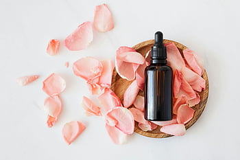 botol kosmetik, kelopak mawar merah muda, piring kayu, botol penetes kaca coklat, aromaterapi, perawatan kulit, kelopak mawar, minyak esensial, cantik alami, Produk Spa, kesehatan