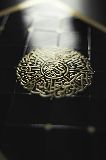Islamic religious symbol, murk room, ornate Islamic decorative element, golden calligraphy, intricate patterns, close-up, Islamic art, religious symbol, decorative element, golden design, intricate design