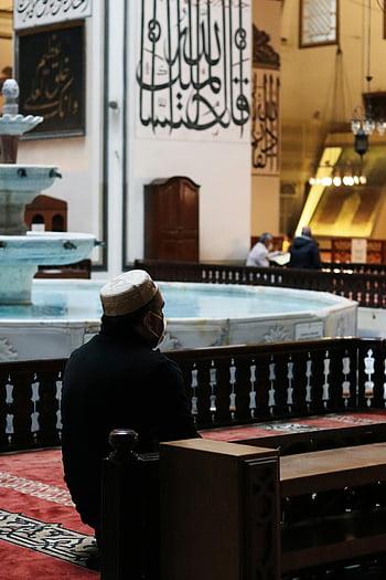 Muslimský muž se modlí, mešita, Bursa Grand Mosque, turkiye, muž na sobě masku, modlitba, islámské architektury, náboženské praxe, Interiérová mešita, kulturní dědictví, duchovní oddanost