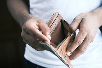 leere Brieftasche, finanzielle Kämpfe, Wirtschaftskrise, Nahaufnahme Hände, Brieftasche halten, kein Geld, finanzielle Not, wirtschaftliche Schwierigkeiten, Brieftasche Nahaufnahme, finanzielle Probleme